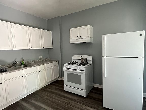 3rd image of 928 N Lawndale Ave APT 4