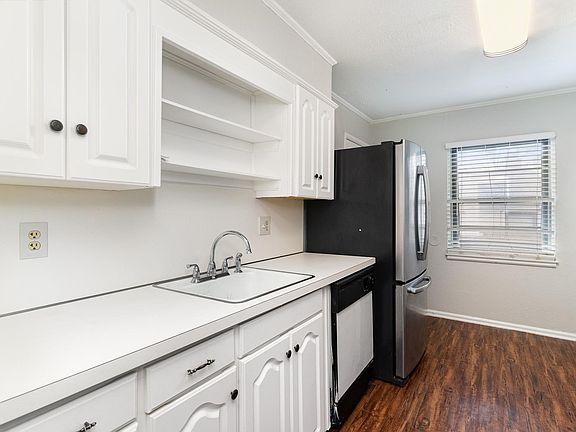 3rd image of 910 Reverchon Dr