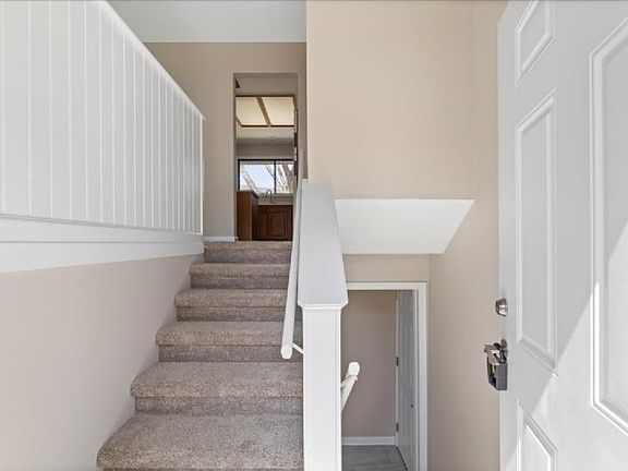 4th image of 12 Elmwood Cir