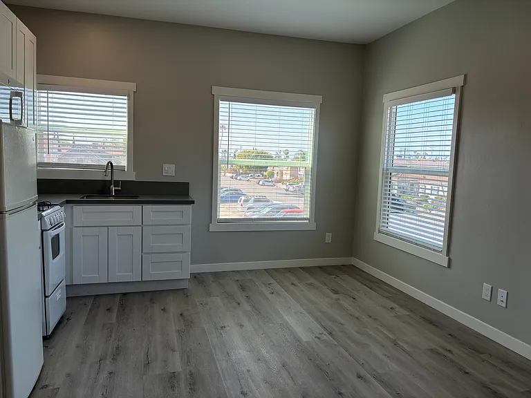 Eat in area off kitchen