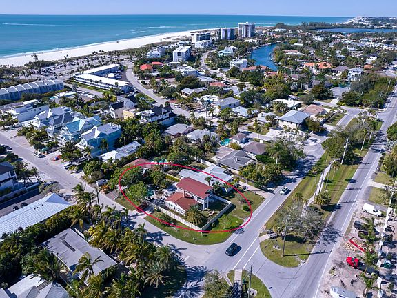 3rd image of 532 S Boulevard Of The Presidents