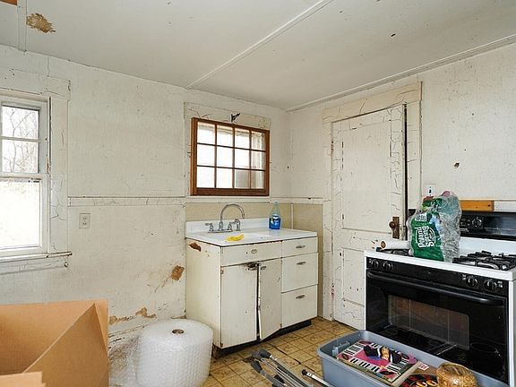 3rd image of 6-8 Lewis St