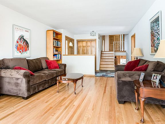 4th image of 669 S Hillcrest Ave