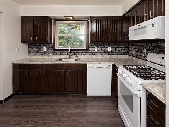 4th image of 4500 Carlton Dr