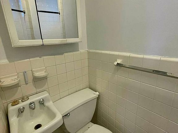 5th image of 218 E 27th St APT 20