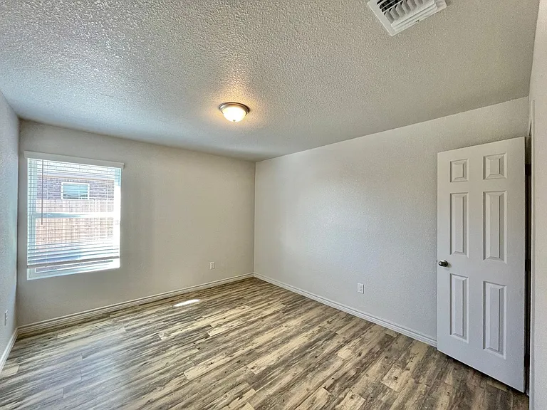1821 Castroville Trl — Photo 12