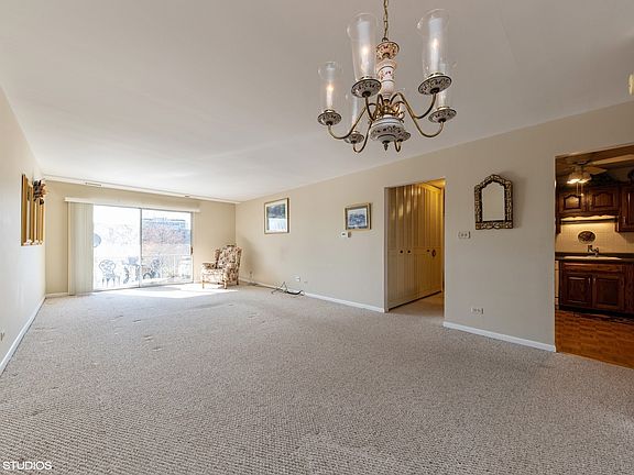 4th image of 909 E Kenilworth Ave #426