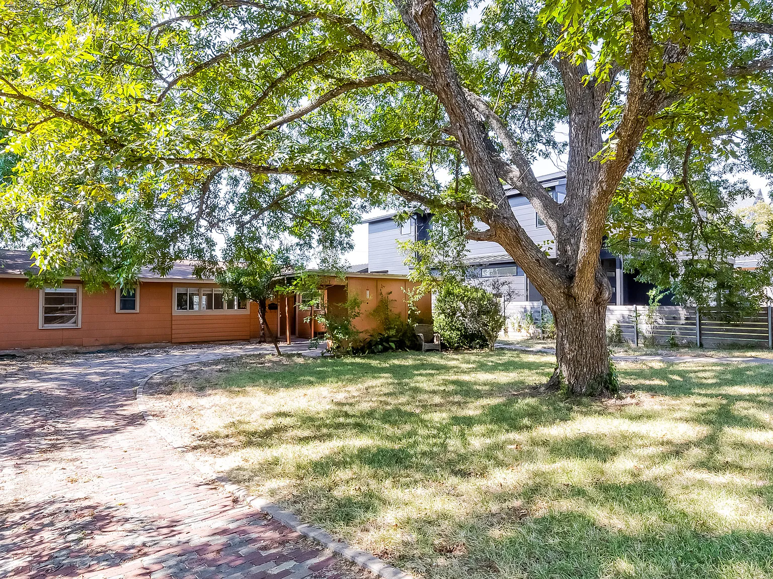 3 bed, 1025 sqft, $2,200 — Photo 4