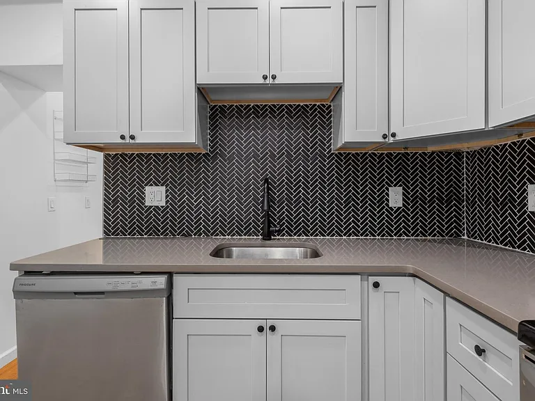2516 W Master St — Photo 8