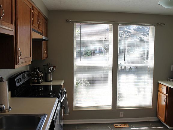 4th image of 2074 Stratford Ct