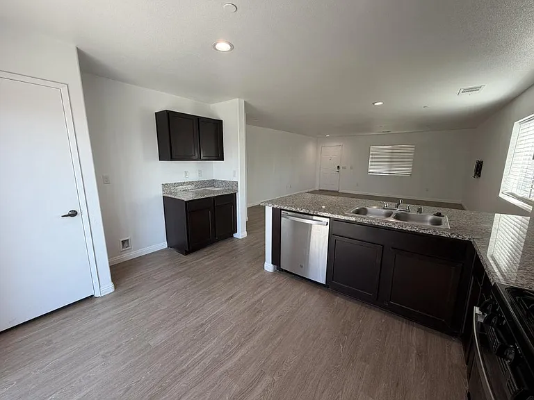 505 Cindy Ct — Photo 5