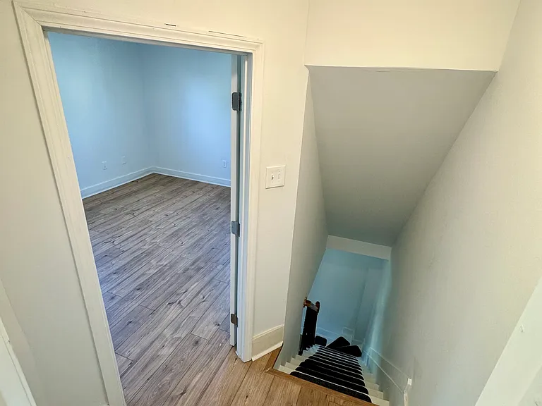140 Grove Ave — Photo 8