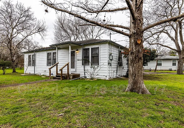 295 N Peach Ave — Photo 1