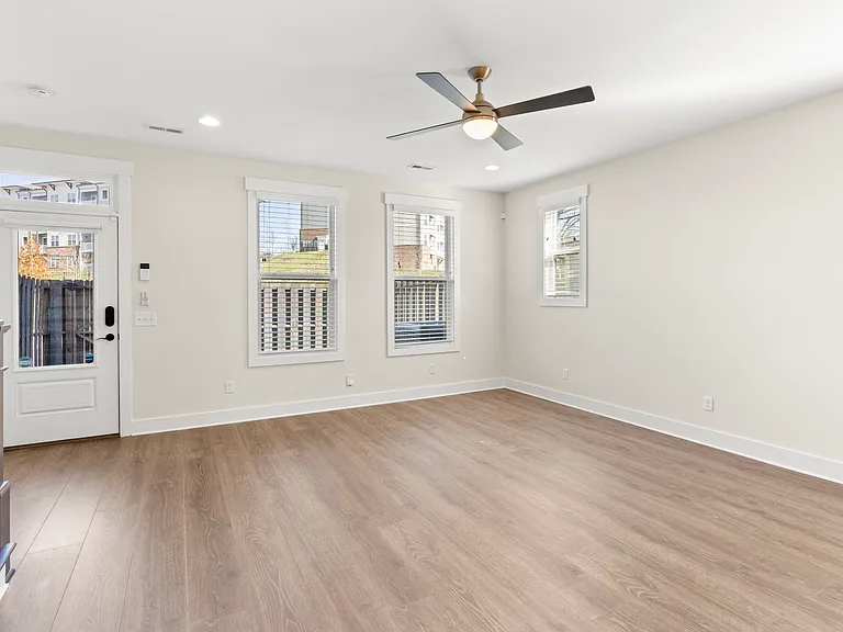 2045 Oakwood Ave — Photo 15