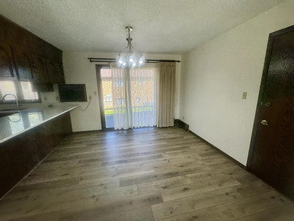 224 W Reno Ave — Photo 2