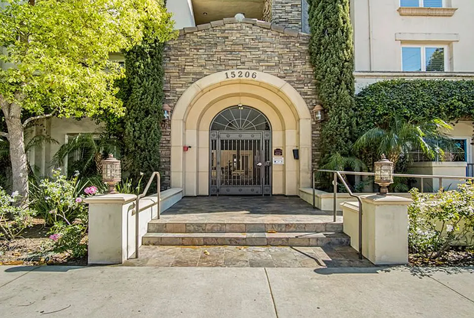 15206 W Burbank Blvd #102