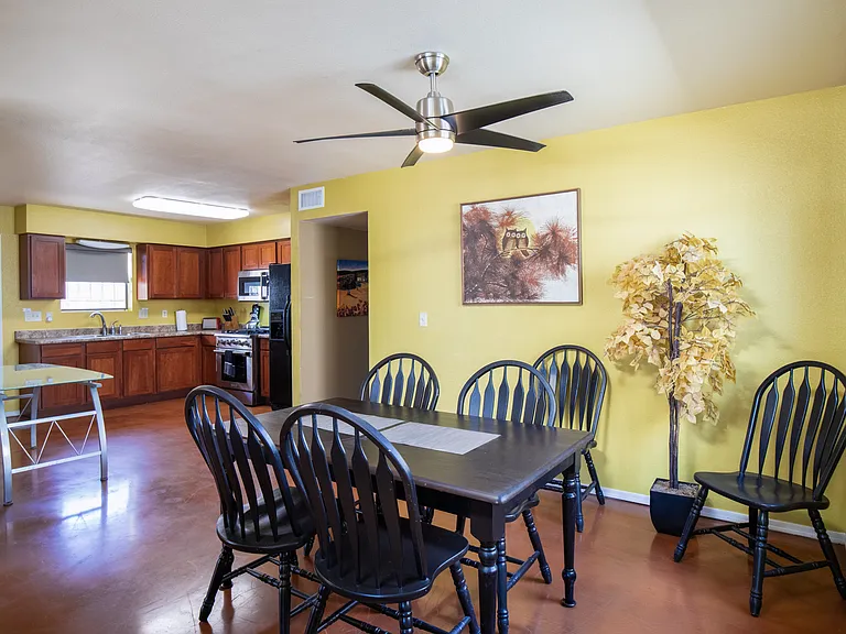 1327 E Pierce St — Photo 27