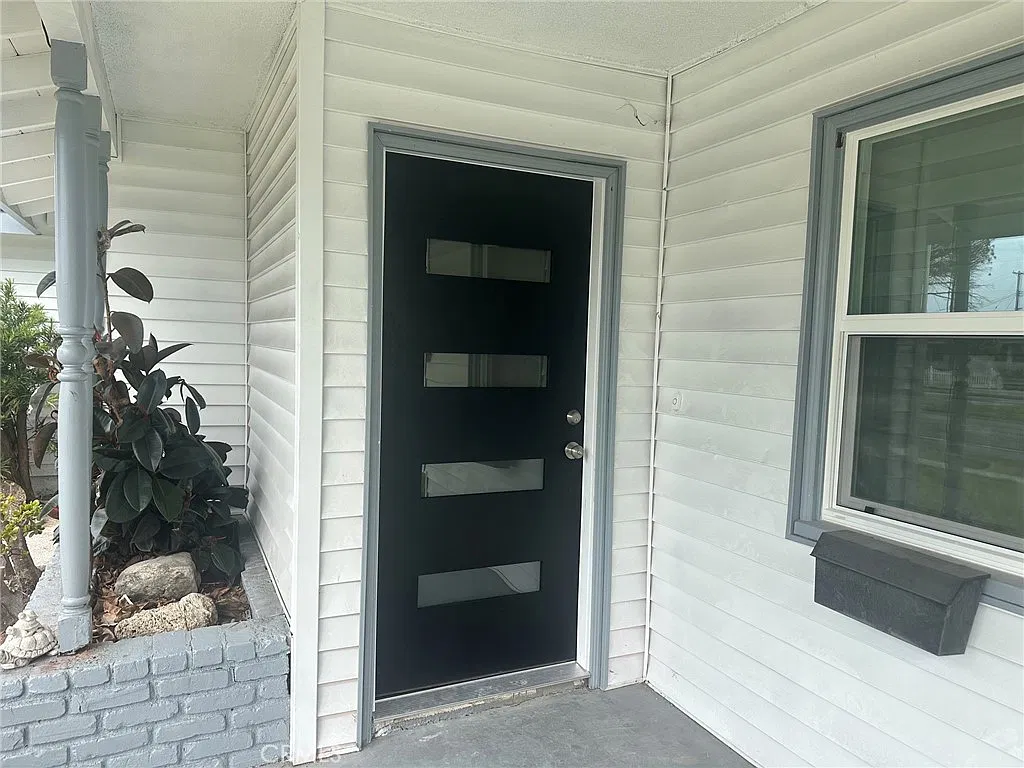 4 bed, 1678 sqft, $5,950 — Photo 2