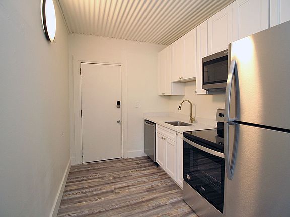 5th image of 843 N Knott St #201
