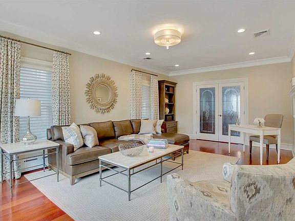 2nd image of 183 Manhasset Ave