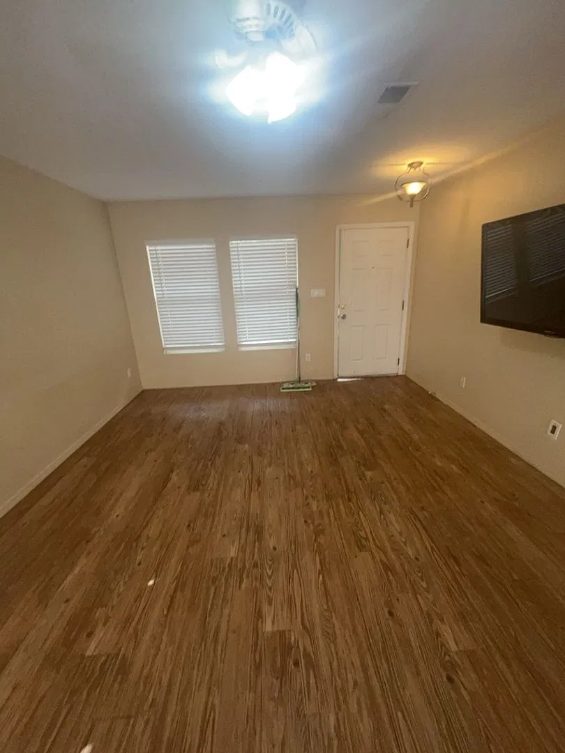 3 Bedroom, 3 Bathroom Home! Schedule a Showing! — Photo 2