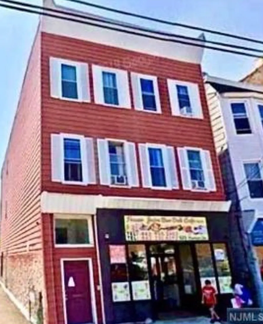 3 bed, 1000 sqft, $2,400 — Photo 2