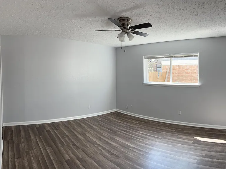 6915 Briarfield Dr — Photo 8
