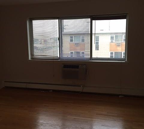 3rd image of 9610 Greenwood Ave APT 2W