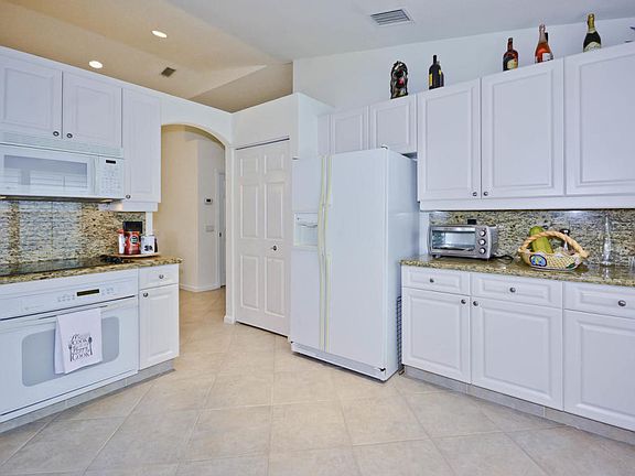 3rd image of 6608 Lucaya Ave