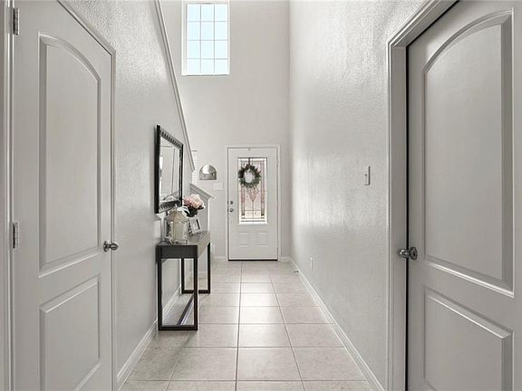 3rd image of 1604 Persimmon Dr