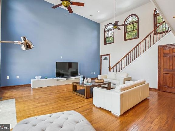 5th image of 2114 Great Falls St
