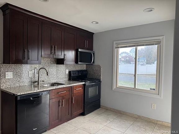 2nd image of 154 Kingfisher Rd