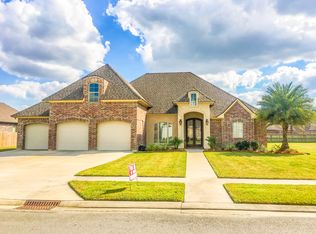 203 Quiet Oaks Dr, Youngsville, LA 70592
