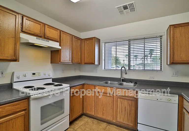 1069 E Lowell Ct — Photo 9