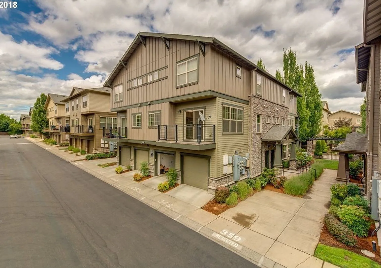 Beautiful 3 bedroom 2 bathroom Townhome! — Photo 1