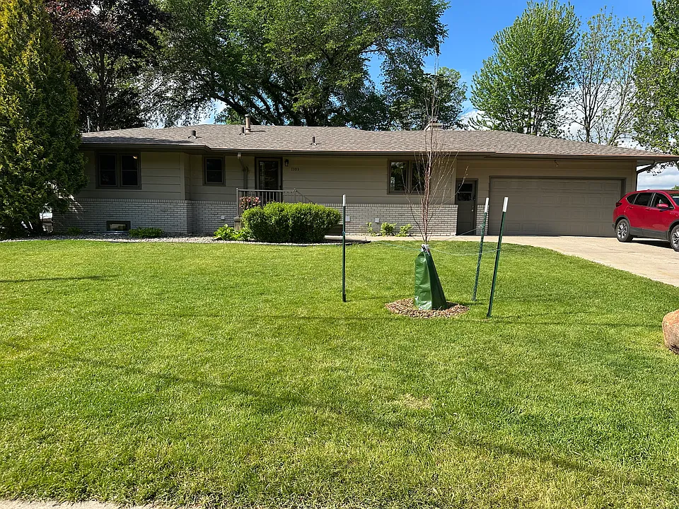 1303 Crystal Lake Rd E