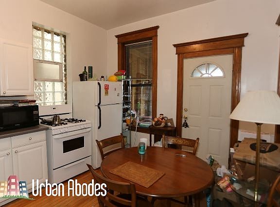5th image of 1326 N Claremont Ave APT 3
