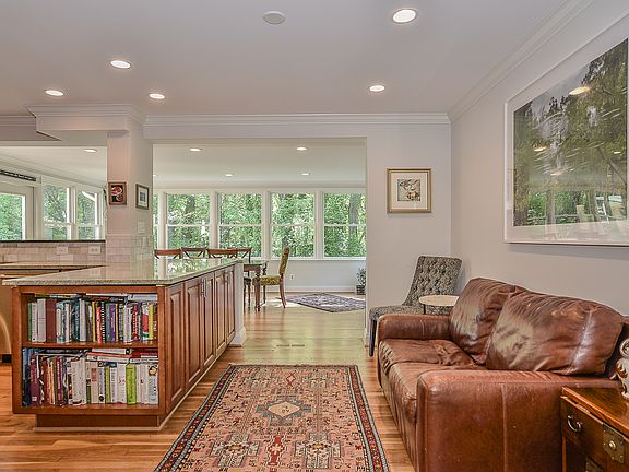 5th image of 2445 Villanova Dr