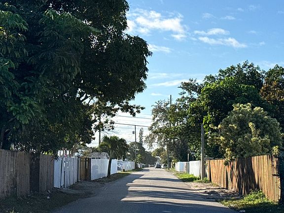 5th image of 3599 NW 99th St