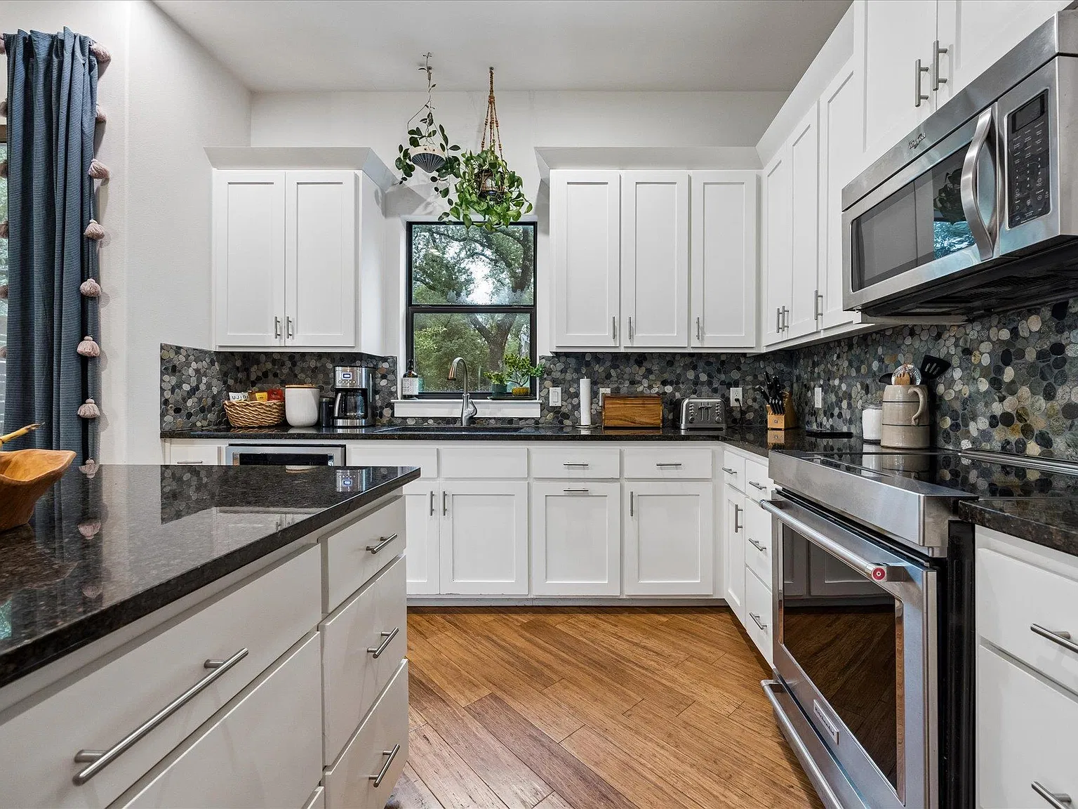 4 bed, 3.5 bath, 3040 sqft, $4,500 — Photo 2