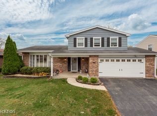 435 Monticello Ave, Westmont, IL 60559