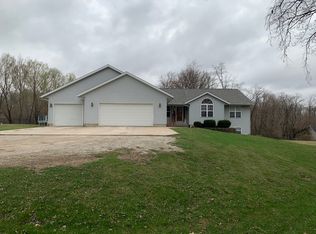 3086 56th St, Center Point, IA 52213