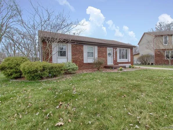 25214 Castlewood Dr, Woodhaven, MI 48183