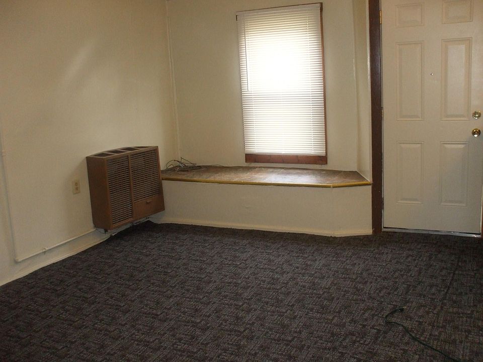 2nd image of 914 Tuscarawas Ave W APT 1