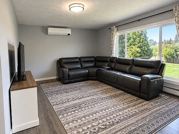 3rd image of 3216 Evans Ave