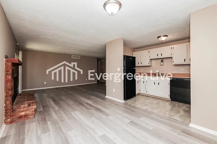 4911 Larchview Dr — Photo 5