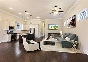 4th image of 2528 Cambronne St