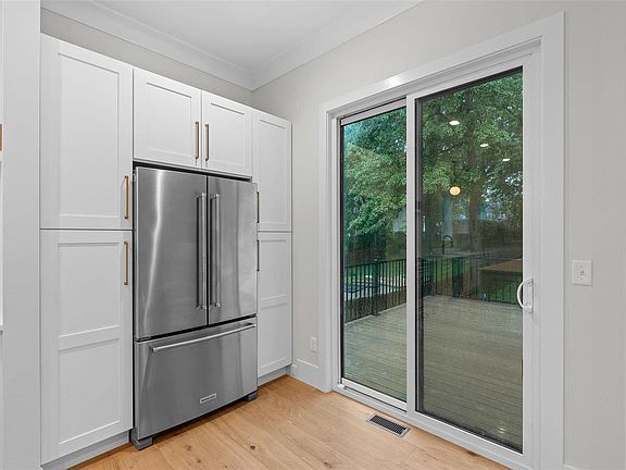 4th image of 2518 Bredell Ave