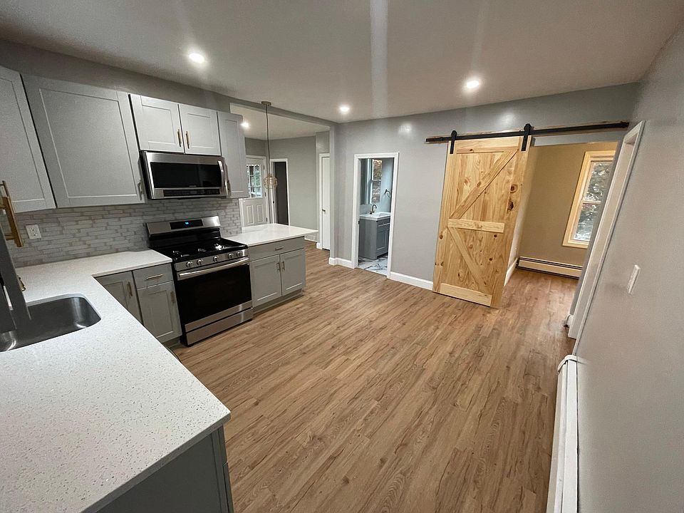 Kitchen with SS appliances and quartz countertops