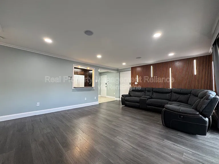 50 Colonial Dr #8 — Photo 4